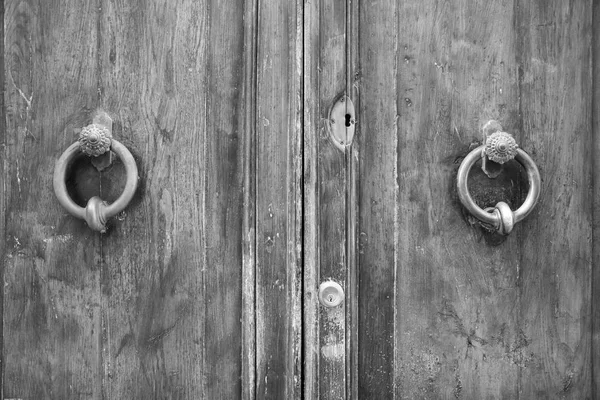 Detalles de una vieja puerta de madera . — Foto de Stock