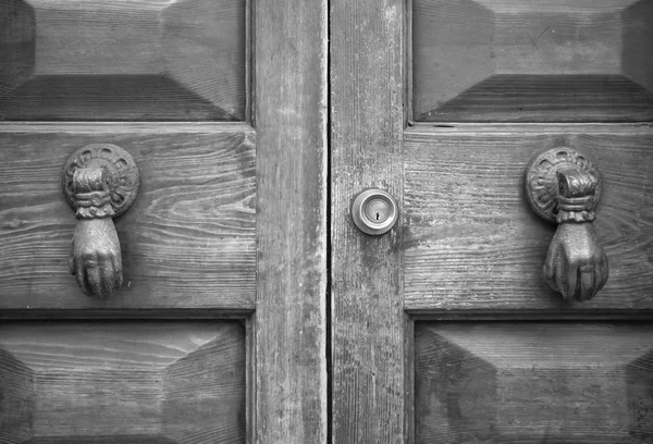 Detalles de una vieja puerta de madera . — Foto de Stock