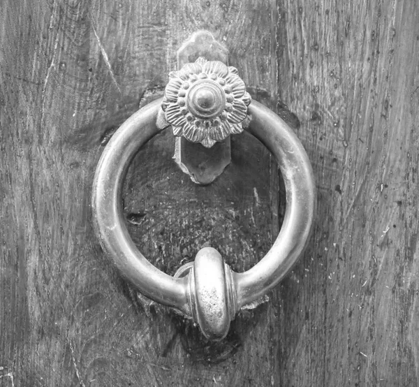 Detalhes de uma velha porta de madeira . — Fotografia de Stock