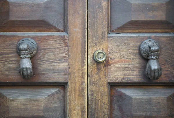 Detalhes de uma velha porta de madeira . — Fotografia de Stock