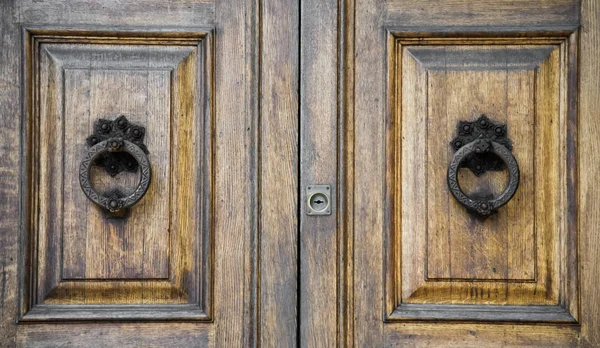 Dettagli di una vecchia porta in legno . — Foto Stock