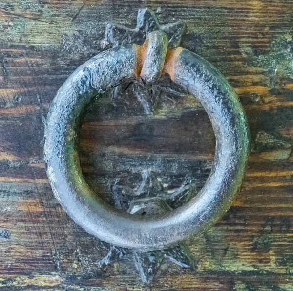 Detalhes de uma velha porta de madeira . — Fotografia de Stock