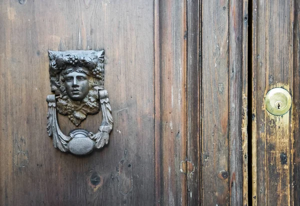 Λεπτομέρειες του μια παλιά ξύλινη πόρτα. — Φωτογραφία Αρχείου