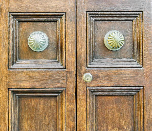 Dettagli di una vecchia porta in legno . — Foto Stock