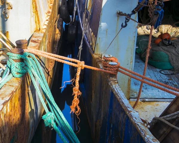 Detalhes de velhos barcos de pesca enferrujados — Fotografia de Stock