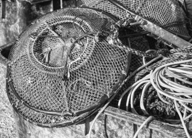  Balıkçılık tuzakları ve net balıkçı limanı üzerinde yığılmış.