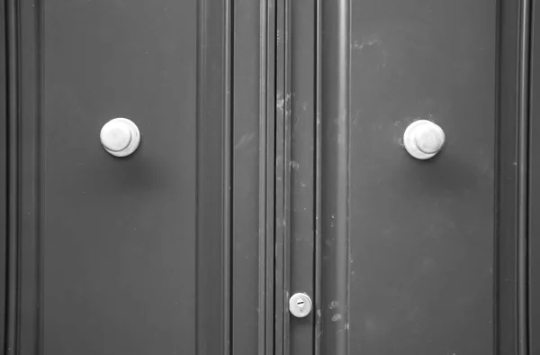 緑の入り口ドア (金属製のドア). — ストック写真