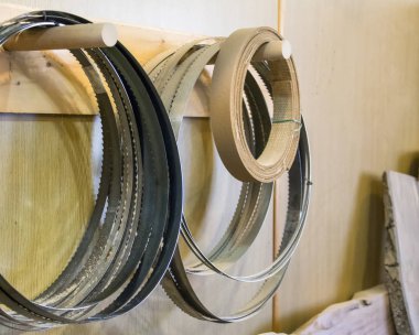  Bant duvara asılı ahşap kesmek için testere.