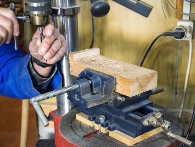  Marangoz işyeri-adam bir matkap basınında Chuck değiştirmek