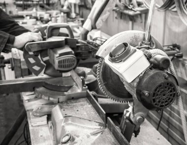 Marangoz işyeri-ahşap kesmek için dairesel testere kullanan adam.