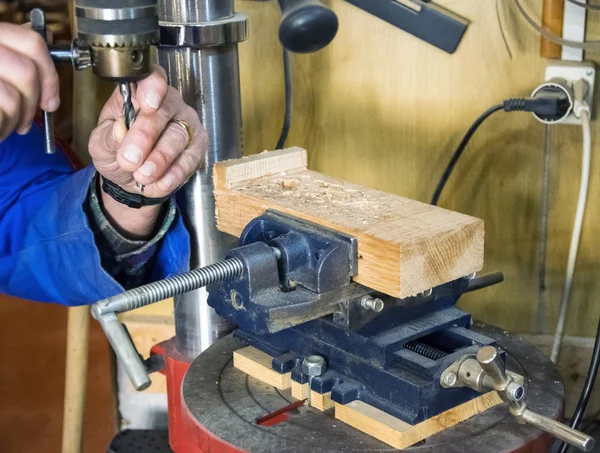  Marangoz işyeri-adam bir matkap basınında Chuck değiştirmek