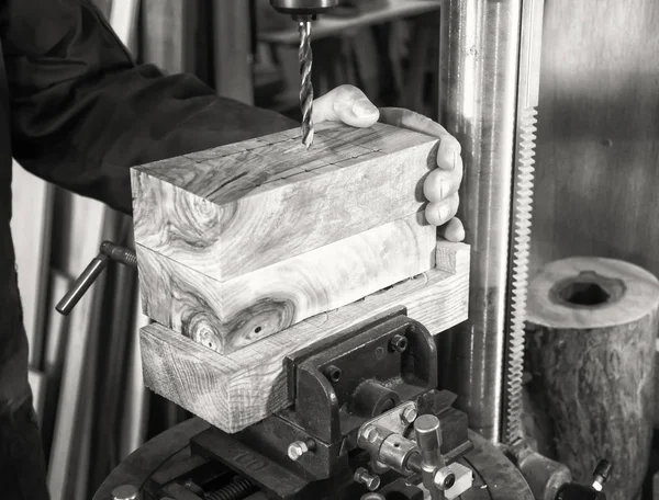 Ξυλουργός χώρος εργασίας-άνθρωπος χρησιμοποιώντας ένα τρυπάνι πάτημα σε ξύλο. — Φωτογραφία Αρχείου