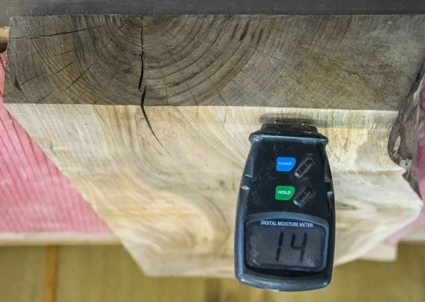 Εργαλεία Κάρπεντερ-ψηφιακός μετρητής υγρασίας, για τη μέτρηση της υγρασίας του ξύλου. Εικόνα Αρχείου