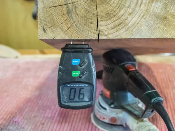 Εργαλεία Κάρπεντερ-ψηφιακός μετρητής υγρασίας, για τη μέτρηση της υγρασίας του ξύλου. Φωτογραφία Αρχείου
