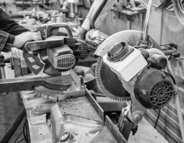  Marangoz işyeri-ahşap kesmek için dairesel testere kullanan adam. 