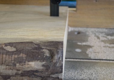  Marangoz-testere yakın çekim için kesme ahşap.