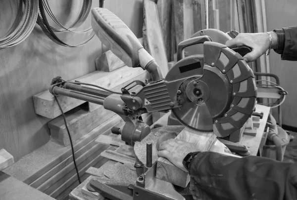 大工の職場-木材をカットするために丸鋸を使用した男. — ストック写真