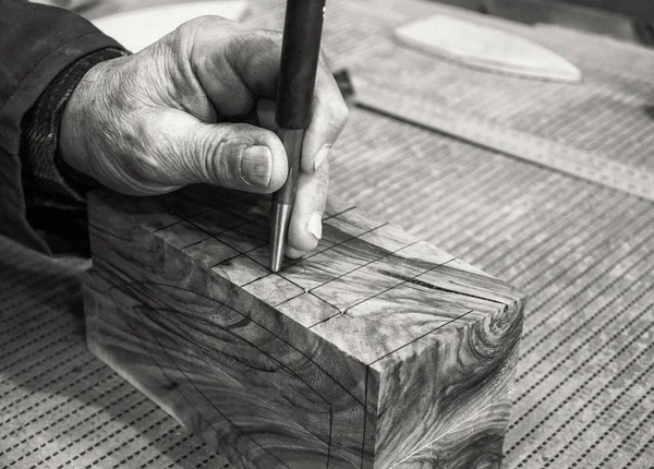 Tesař na pracovišti-příručky na dřevě. — Stock fotografie