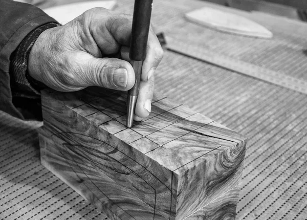 Local de trabalho do carpinteiro - Trabalhos manuais sobre madeira . — Fotografia de Stock