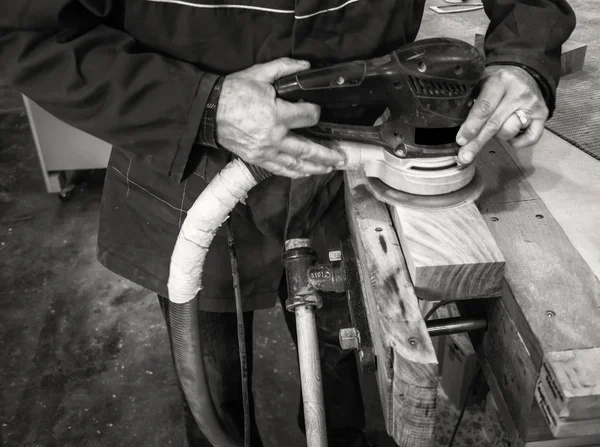 Lieu de travail du menuisier - Polissage du bois à travers la machine . — Photo