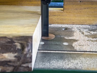  Marangoz-testere yakın çekim için kesme ahşap.