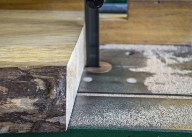  Marangoz-testere yakın çekim için kesme ahşap.