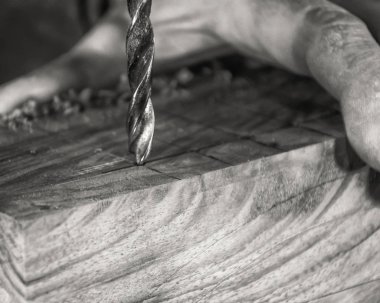 Ahşap doğrama - matkap basın yakın çekim. 