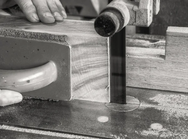 Zimmermannssäge aus nächster Nähe für geschnittenes Holz. — Stockfoto