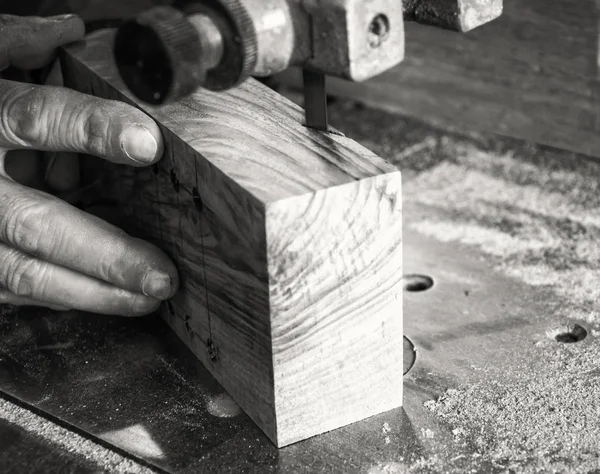 Zimmermannssäge aus nächster Nähe für geschnittenes Holz. — Stockfoto