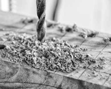 Ahşap doğrama - matkap basın yakın çekim. 