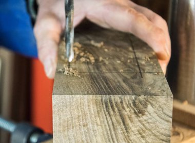  Ahşap doğrama - matkap basın yakın çekim.