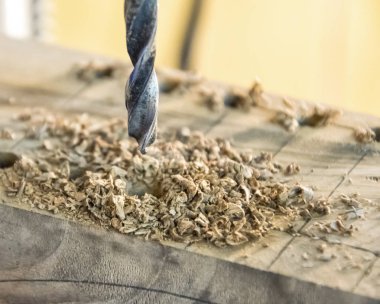 Ahşap matkap basın yakın çekim.