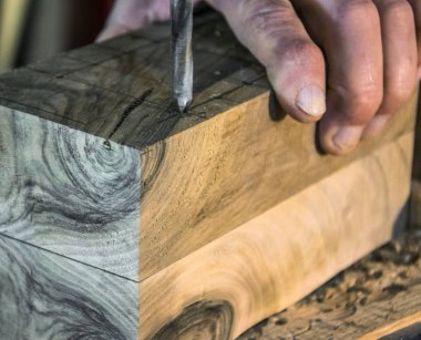 Ahşap matkap basın yakın çekim.