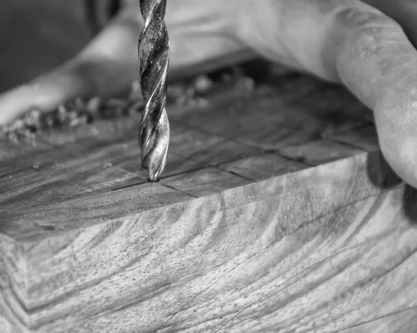 Schrijnwerkerij - Drill pers op hout close-up. — Stockfoto