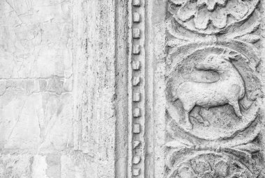 (Assisi, Umbria, İtalya)-taş oyma Saint Francis Assisi Bazilika, neo-Gotik stil süslemeleri. 
