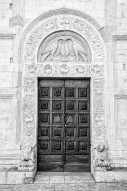 Umbria, İtalya)-Basilica Saint Francis Assisi portal.