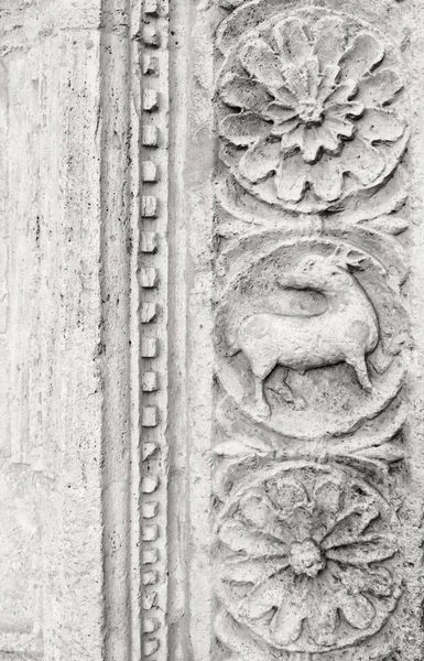 Assis, Úmbria, Itália) - Decorações esculpidas em pedra na basílica de São Francisco de Assis . — Fotografia de Stock