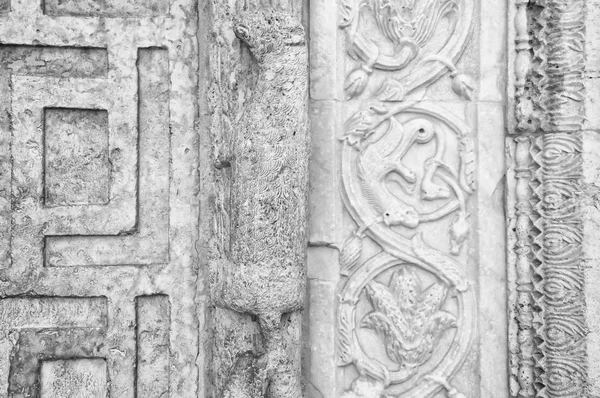 Assis, Úmbria, Itália) - Decorações esculpidas em pedra na basílica de São Francisco de Assis . — Fotografia de Stock