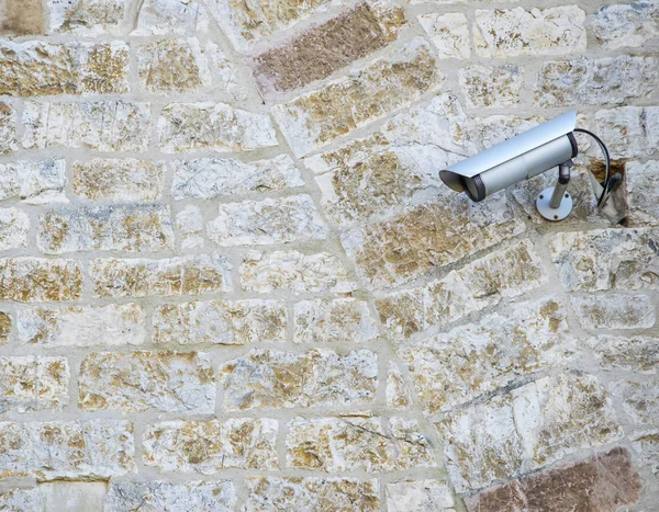 Câmera de vigilância CCTV no fundo de pedra . — Fotografia de Stock