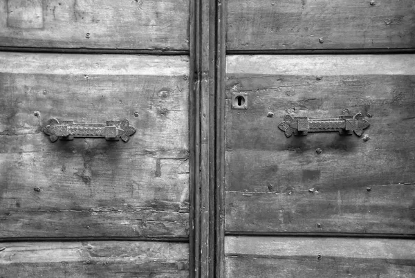 Detalhes de uma antiga porta italiana . — Fotografia de Stock