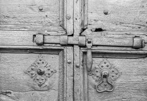 Detalles de una antigua puerta italiana . — Foto de Stock