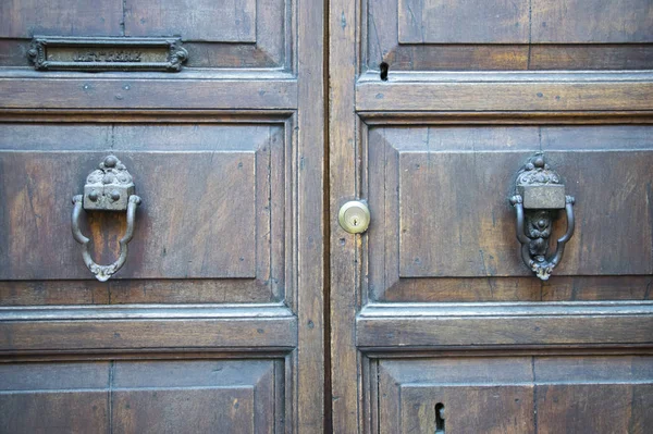 Детали древней итальянской двери . — стоковое фото