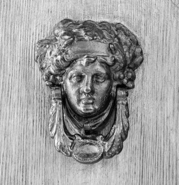  eski bir ahşap kapı tokmağı.