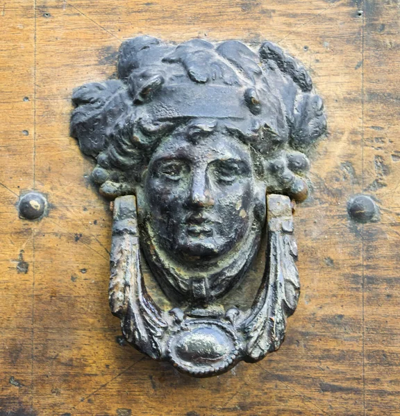 Knocker on an old wooden door. — Stock Photo, Image