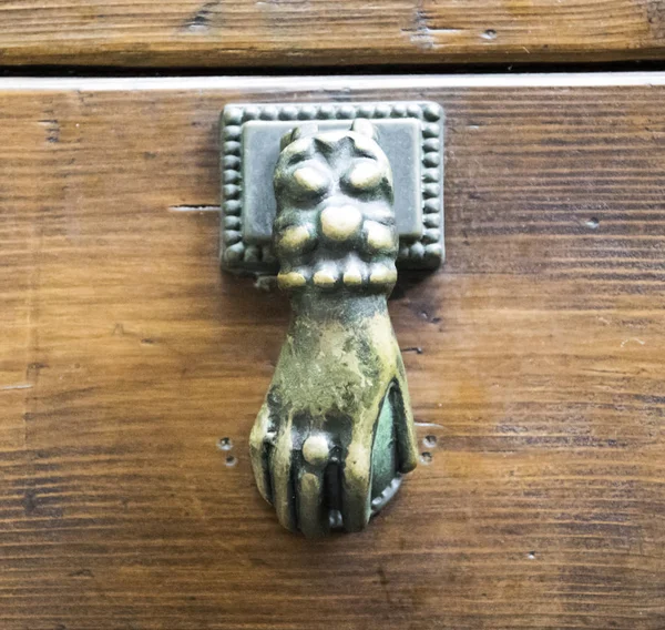 Ρόπτρο σε μια παλιά ξύλινη πόρτα. — Φωτογραφία Αρχείου