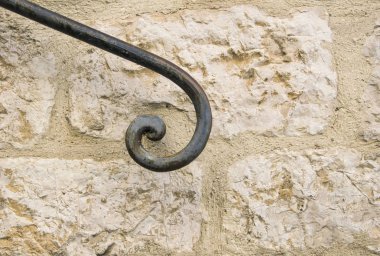  Bir stonr duvar eski metal Küpeşte.