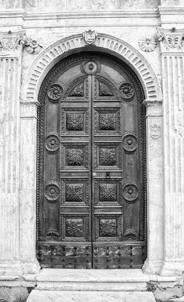 Входная деревянная дверь в старом итальянском доме . — стоковое фото