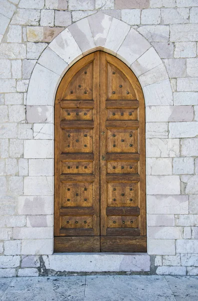 Η είσοδος ξύλινη πόρτα σε ένα σπίτι παλιά Ιταλική. — Φωτογραφία Αρχείου