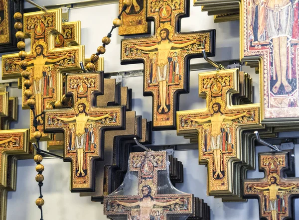 Tradycyjny włoski drewna krucyfiks rzeźbiony. — Zdjęcie stockowe
