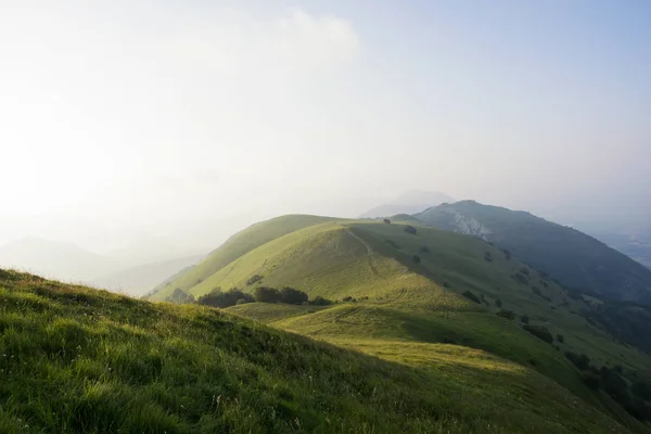  Gün batımında güzel dağ manzarası.
